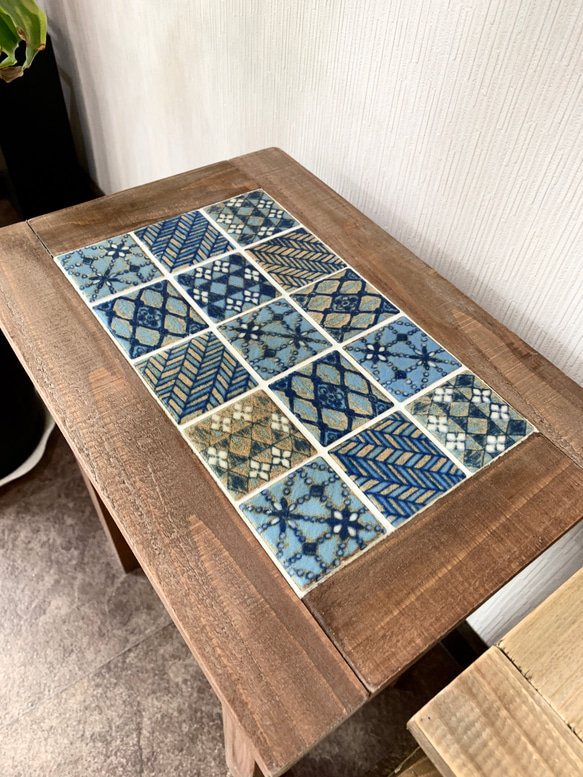 レトロ柄が魅力的！ノスタルジックで多国籍な文様が特徴のモザイクタイルテーブル003 2枚目の画像