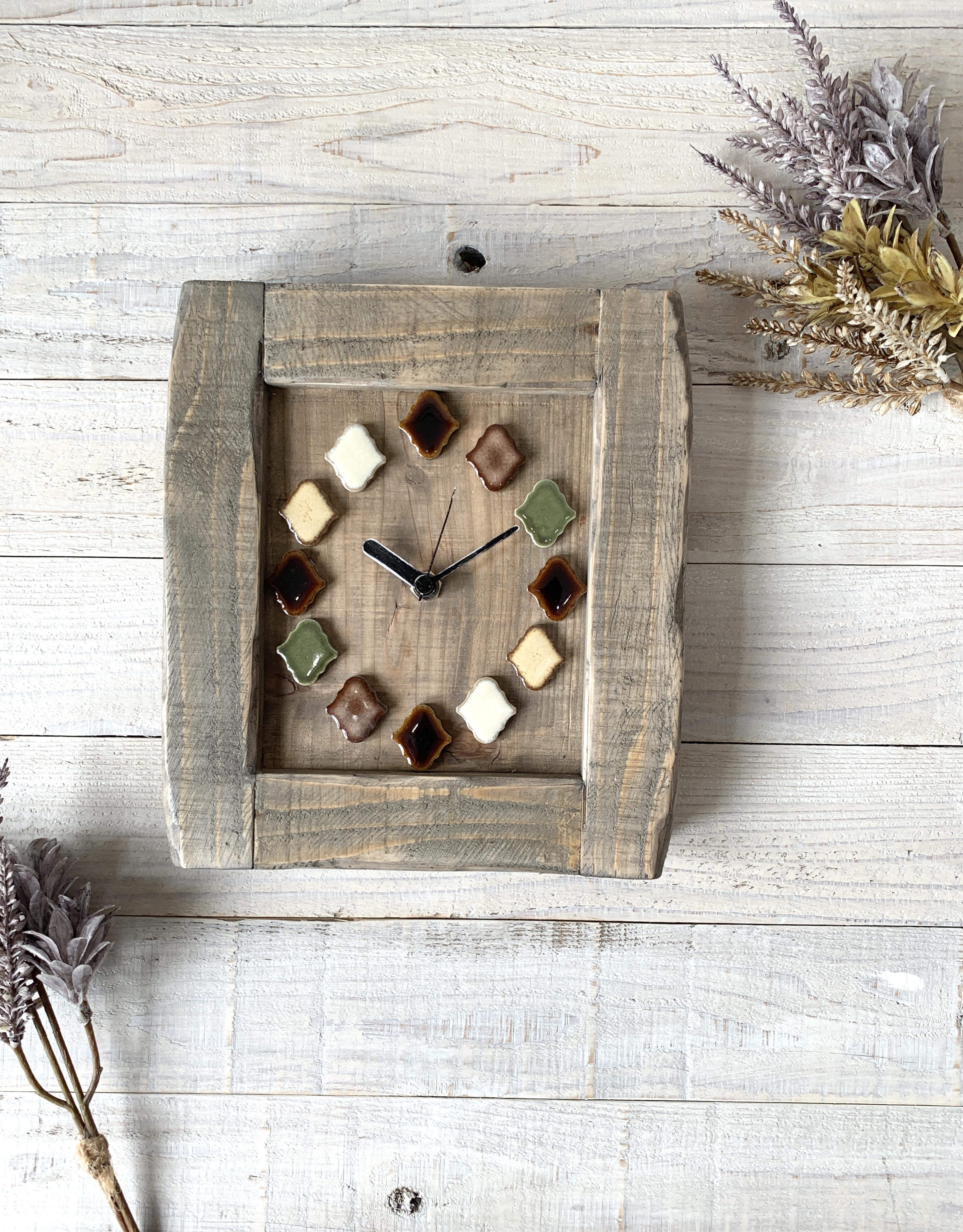 レトロなかわいさが魅力のランタンタイル掛け時計014