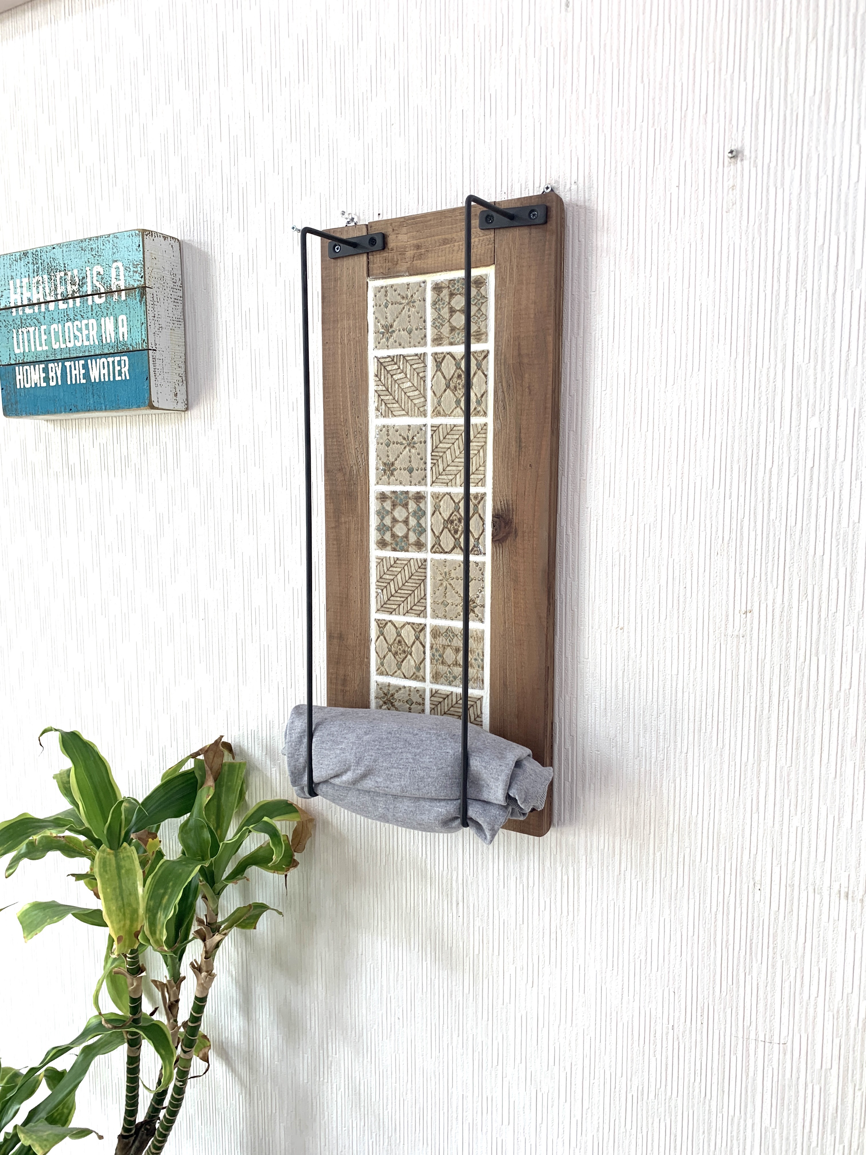 タオルハンガー・Tシャツハンガー。ノスタルジックで多国籍な文様が特徴のモザイクタイル