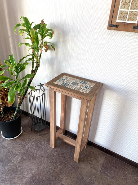 《SALE》　ノスタルジックで多国籍な文様が特徴のモザイクタイルテーブル レトロ柄が魅力的！ノスタルジックで多国籍な文様が特徴のモザイク