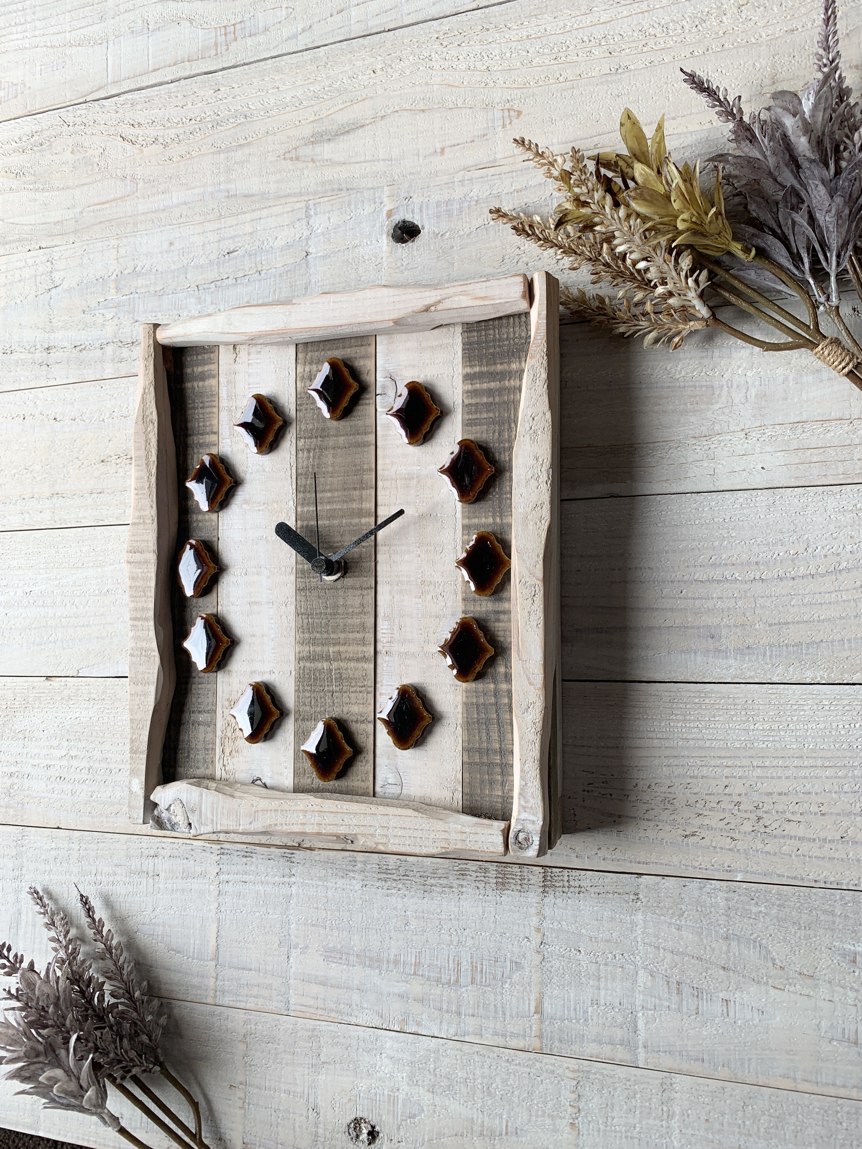 レトロなかわいさが魅力のランタンタイル掛け時計017