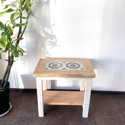 《VALENCIA》レトロ柄タイルのサイドテーブル　チーク×ホワイト 2枚目の画像
