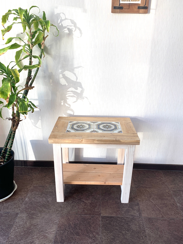 《VALENCIA》レトロ柄タイルのサイドテーブル　チーク×ホワイト 2枚目の画像