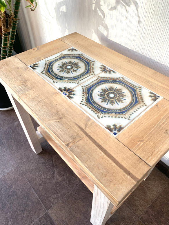《VALENCIA》レトロ柄タイルのサイドテーブル　チーク×ホワイト 3枚目の画像