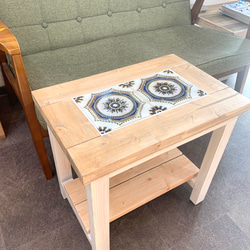 《VALENCIA》レトロ柄タイルのサイドテーブル　チーク×ホワイト 4枚目の画像