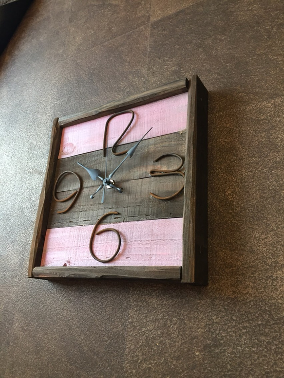 ビィンテージピンク掛け時計 1枚目の画像