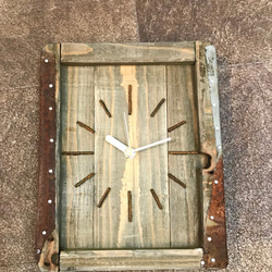 錆びた枠の掛け時計 2枚目の画像