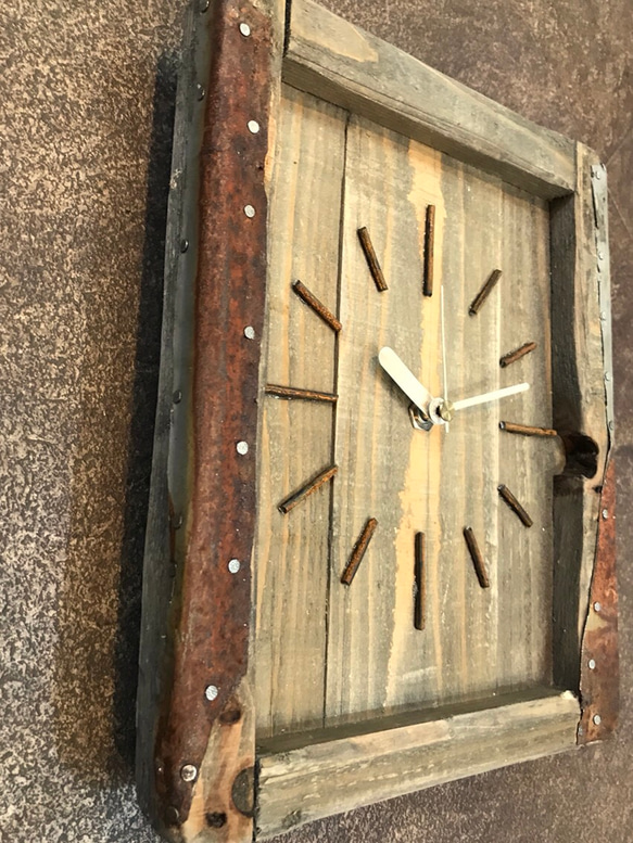 錆びた枠の掛け時計 5枚目の画像