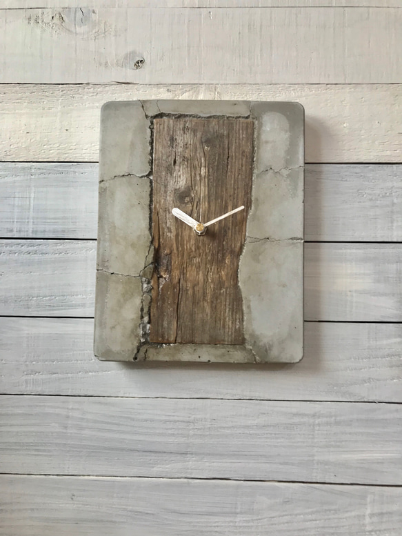 古木とコンクリートの掛け時計 1枚目の画像