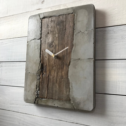 古木とコンクリートの掛け時計 2枚目の画像
