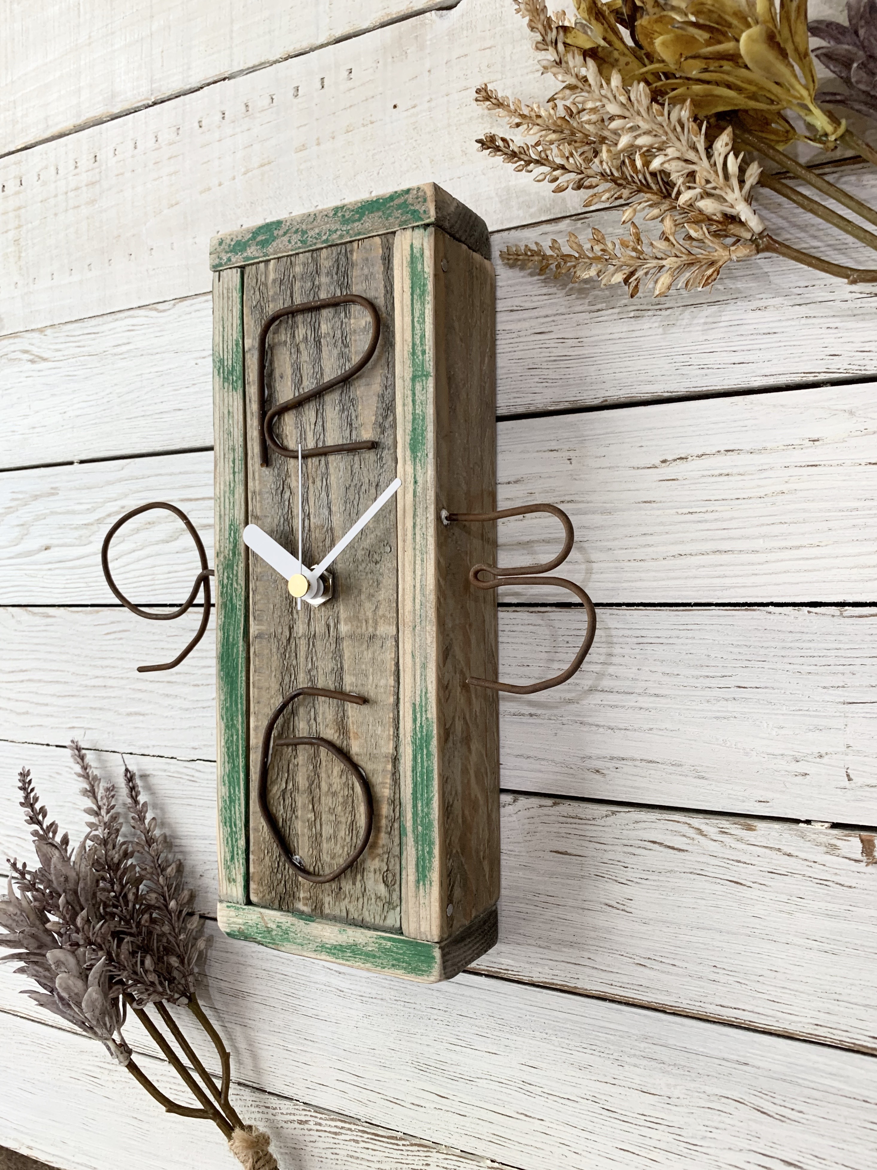 古ぼけた風合いの掛け時計