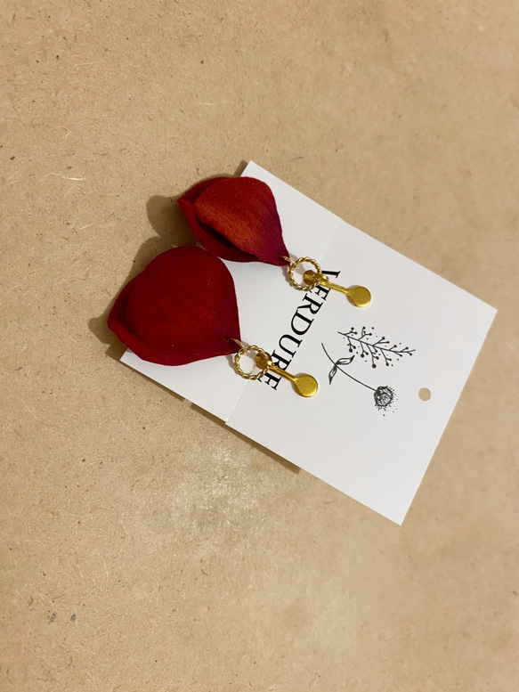 【ご予約品】赤い花びらのイヤリング 2枚目の画像