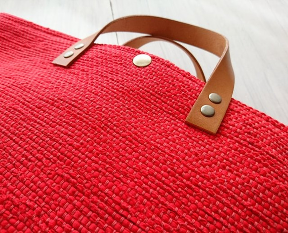 裂き織りのトートバッグ　赤 3枚目の画像