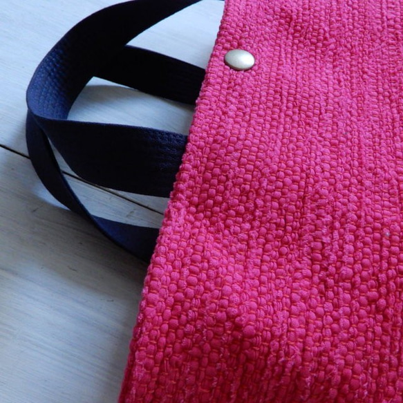 裂き織りのバッグ 横長Mサイズ　「濃いピンク」 5枚目の画像