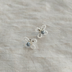【送料無料✤お値下げ中】lace flower シンプルモチーフピアス ivory.blue 1枚目の画像