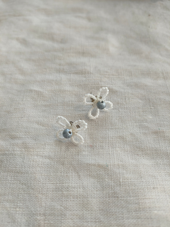 【送料無料✤お値下げ中】lace flower シンプルモチーフピアス ivory.blue 1枚目の画像