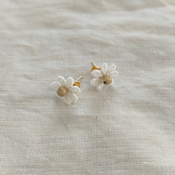 【送料無料✤お値下げ中】lace flower キュートモチーフピアス ivory.cream 1枚目の画像