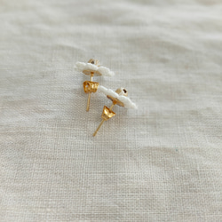 【送料無料✤お値下げ中】lace flower キュートモチーフピアス ivory.cream 2枚目の画像