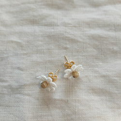 【送料無料✤お値下げ中】lace flower キュートモチーフピアス ivory.cream 3枚目の画像