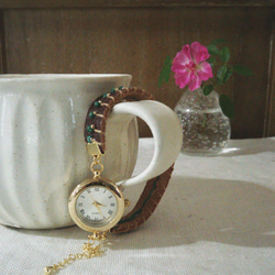 【送料無料✤値下げ中】刺繍&ビーズ付 革ベルト 時計 brown×green系 1枚目の画像