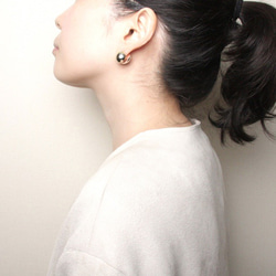 Bicolor half round earrings 1枚目の画像