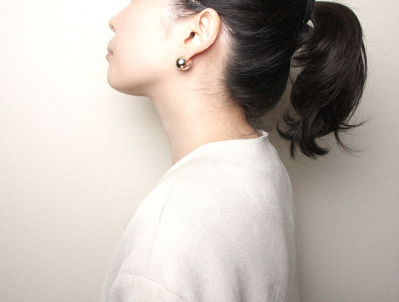 Bicolor half round earrings 1枚目の画像