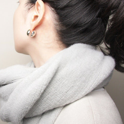 Bicolor half round earrings 2枚目の画像