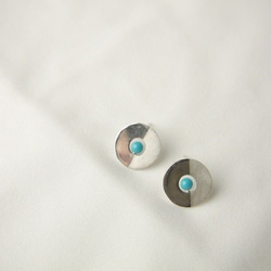 Half matt finished round earrings with turquoise 1枚目の画像