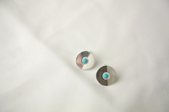 Half matt finished round earrings with turquoise 1枚目の画像