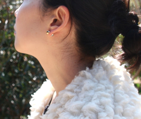 Bicolor half round earrings Small size 3枚目の画像