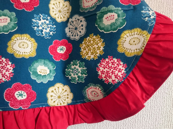 フリルのエプロン＊刺繍花 2枚目の画像