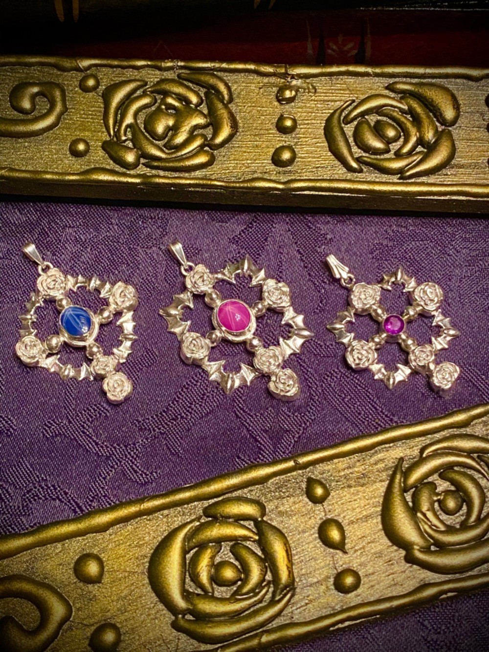 crucifixul de trandafir și liliac（スターサファイア）