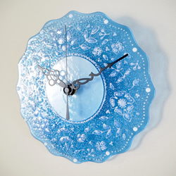 電波時計変更可♪【オーダー制作】レースの様に繊細なお花模様のフリル時計（M）ブルー　ガラス 3枚目の画像