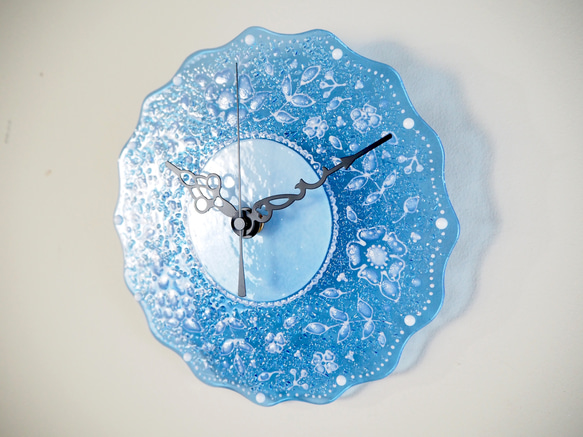 電波時計変更可♪【オーダー制作】レースの様に繊細なお花模様のフリル時計（M）ブルー　ガラス 3枚目の画像
