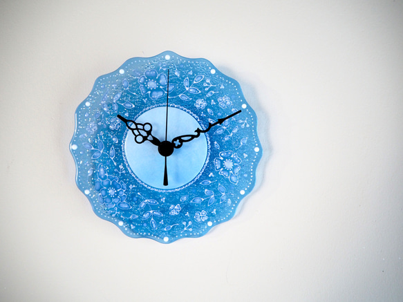 電波時計変更可♪【オーダー制作】レースの様に繊細なお花模様のフリル時計（M）ブルー　ガラス 6枚目の画像