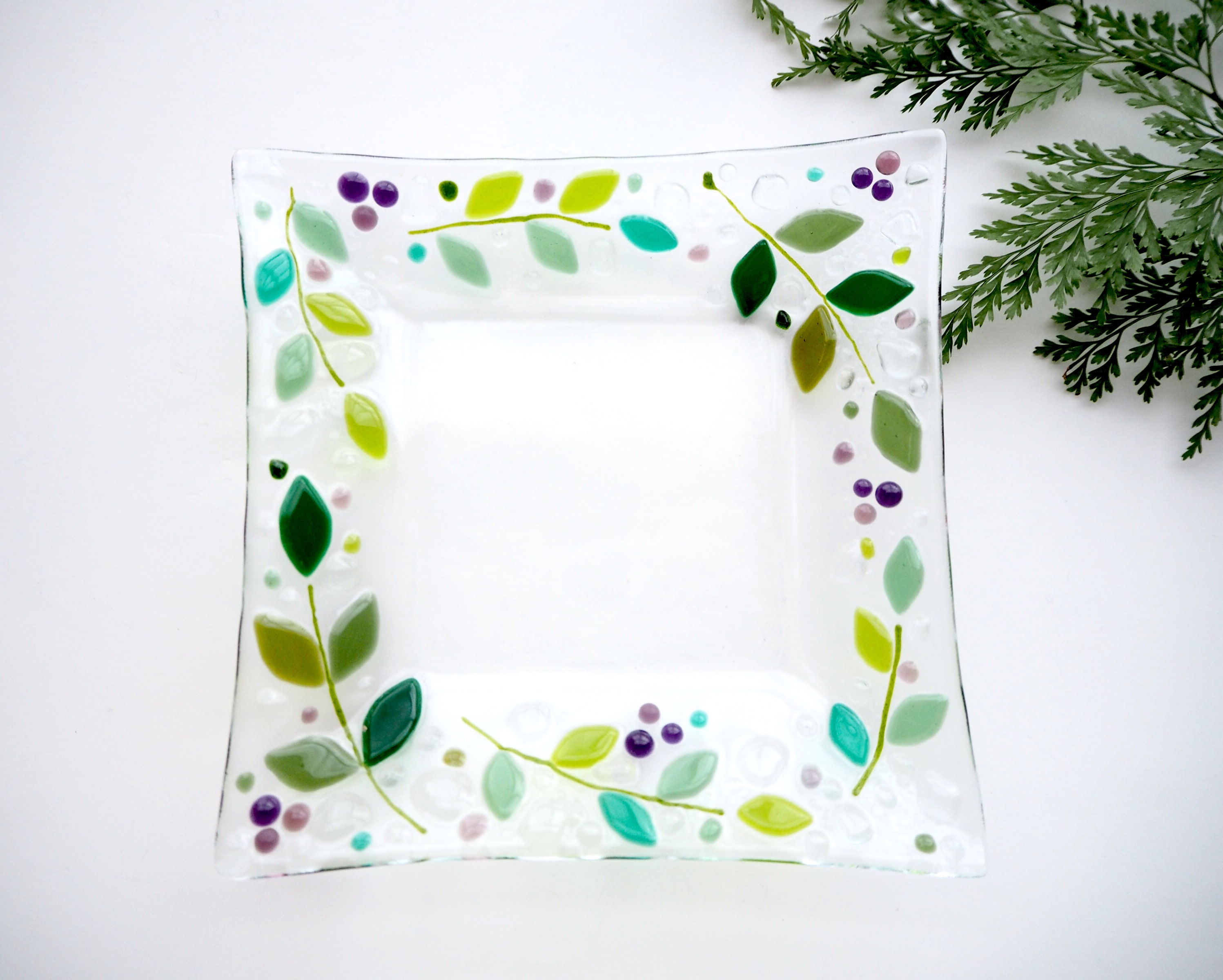 アクセサリートレーにも♪【オーダー制作】葉っぱと紫の実の四角いお皿（L）ガラス