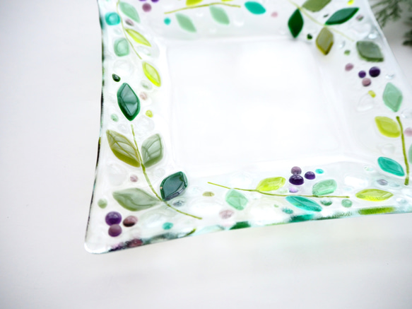 アクセサリートレーにも♪【オーダー制作】葉っぱと紫の実の四角いお皿（L）ガラス 2枚目の画像