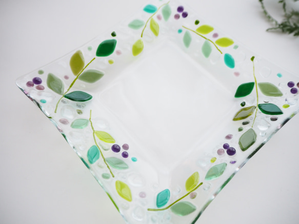 アクセサリートレーにも♪【オーダー制作】葉っぱと紫の実の四角いお皿（L）ガラス 3枚目の画像