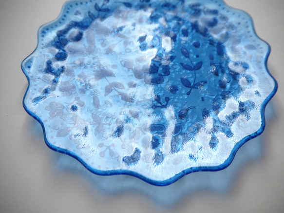 【オーダー制作】レース模様のフリルケーキ皿（ブルー）ガラス 6枚目の画像