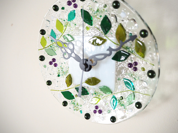 玄関にも♪【オーダー制作】ガラスのミニ壁掛け時計（新緑）別売りの台を使って置き時計に出来ます 3枚目の画像