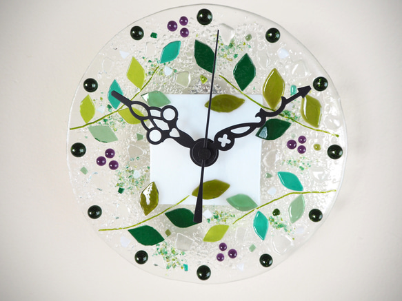 玄関にも♪【オーダー制作】ガラスのミニ壁掛け時計（新緑）別売りの台を使って置き時計に出来ます 7枚目の画像