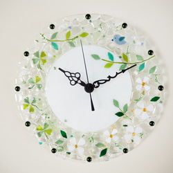 ラッキーモチーフが2つ♪【即納】ガラスの壁掛け時計（四つ葉のクローバーと幸せの青い鳥）電波時計に変更可 1枚目の画像