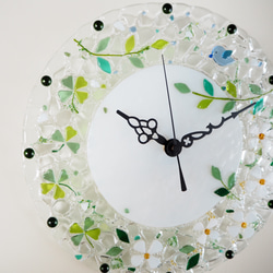 ラッキーモチーフが2つ♪【即納】ガラスの壁掛け時計（四つ葉のクローバーと幸せの青い鳥）電波時計に変更可 2枚目の画像