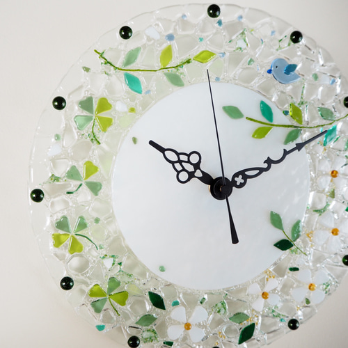ラッキーモチーフが2つ♪【即納】ガラスの壁掛け時計（四つ葉の