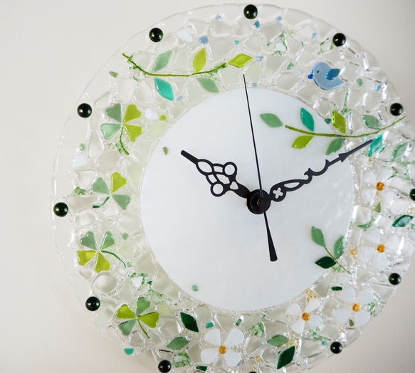 ラッキーモチーフが2つ♪【即納】ガラスの壁掛け時計（四つ葉のクローバーと幸せの青い鳥）電波時計に変更可 即納