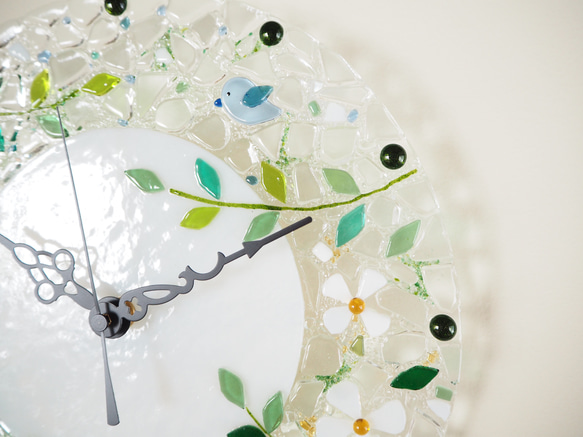 ラッキーモチーフが2つ♪【即納】ガラスの壁掛け時計（四つ葉のクローバーと幸せの青い鳥）電波時計に変更可 即納