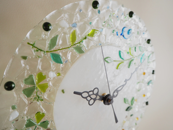 ラッキーモチーフが2つ♪【即納】ガラスの壁掛け時計（四つ葉のクローバーと幸せの青い鳥）電波時計に変更可 即納