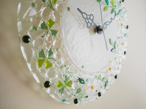 ラッキーモチーフが2つ♪【即納】ガラスの壁掛け時計（四つ葉のクローバーと幸せの青い鳥）電波時計に変更可 即納