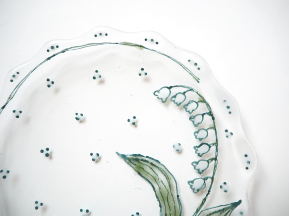 花言葉『幸福の再来』【オーダー制作】水彩画のようなスズランの小さなフリル皿（ピンク）ガラス 5枚目の画像