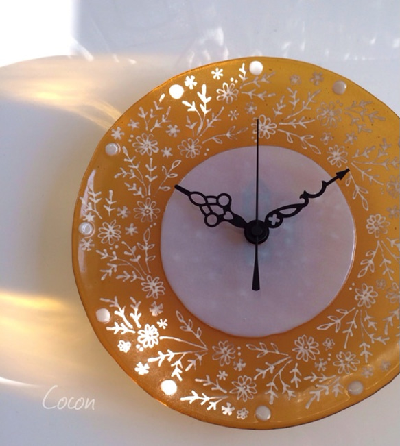 お皿の壁掛け時計（ラインフラワー・YE） 1枚目の画像